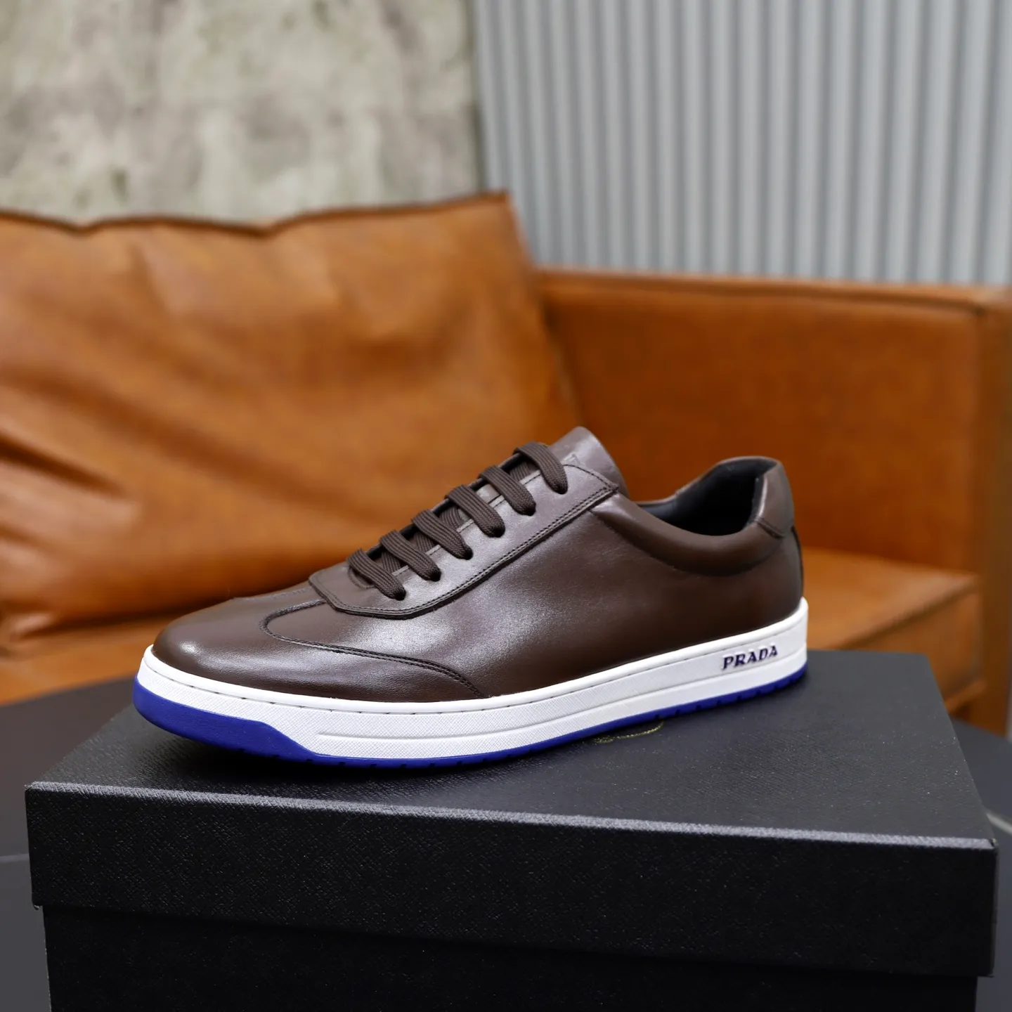 Factory price: 💰640 Prada classic men’s lace-up casual shoes | Imported cowhide upper | Upper stitching layered design, light and breathable | Soft and comfortable | Decorated with PRADA letters on the side | Distinctive sports style, showing the brand style | Lightweight concave and convex pattern rubber soles | Matched with cowhide foot pad lining | Excellent foot feel, fashionable and elegant | Size: 38-44 (45 customized)